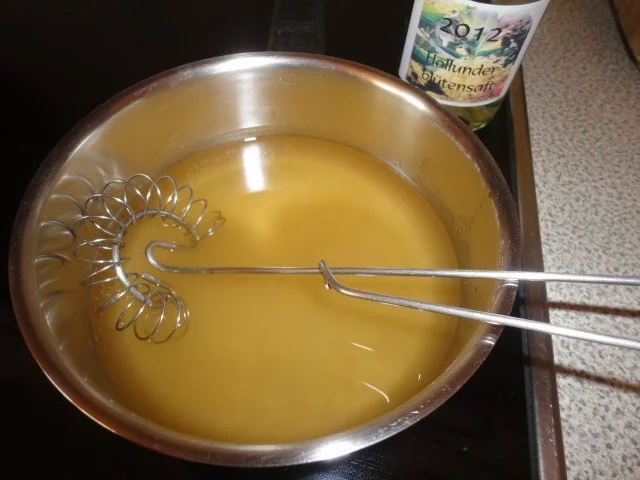 Rezept: Holunderblüten Joghurt Mousse mit Veltliner Trauben Gelee Bild Nr. 9 Holunderblüten Joghurt Mousse mit Veltliner Trauben Gelee - Rezept - Bild Nr. 9