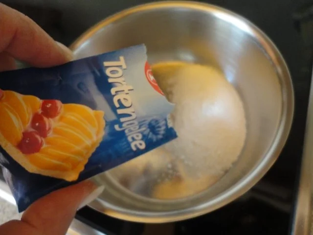 Rezept: Holunderblüten Joghurt Mousse mit Veltliner Trauben Gelee Bild Nr. 8 Holunderblüten Joghurt Mousse mit Veltliner Trauben Gelee - Rezept - Bild Nr. 8