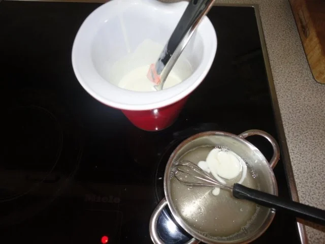 Rezept: Holunderblüten Joghurt Mousse mit Veltliner Trauben Gelee Bild Nr. 4 Holunderblüten Joghurt Mousse mit Veltliner Trauben Gelee - Rezept - Bild Nr. 4