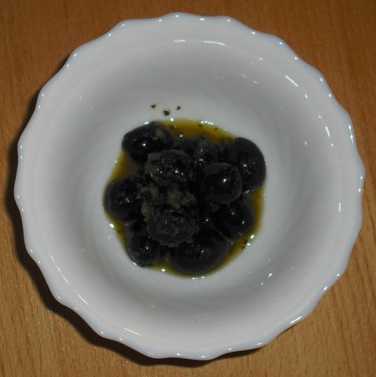 Oliven mit Knoblauch und Kräutern - Rezept - kochbar.de