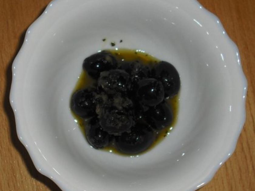 Oliven mit Knoblauch und Kräutern - Rezept - kochbar.de