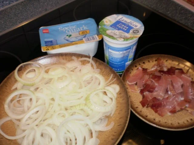 Flammkuchen - mit Speck und Zwiebel - Rezept - Bild Nr. 2