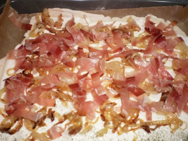 Flammkuchen - mit Speck und Zwiebel - Rezept - Bild Nr. 5