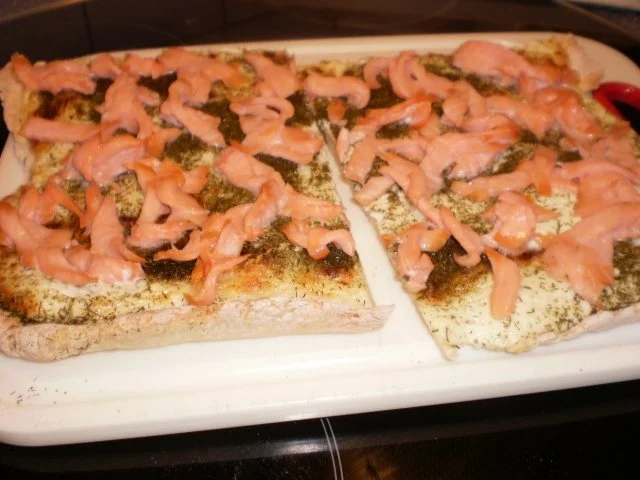 Rezept: Flammkuchen mit Räucherlachs Flammkuchen mit Räucherlachs - Rezept