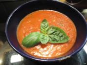 Tomatensuppe mit King Prawns und frischem Basilikum - Rezept