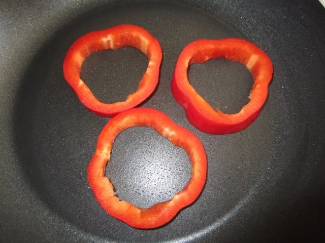 Spiegelei in Paprika-Nest süß-sauer-scharf - Rezept - Bild Nr. 3