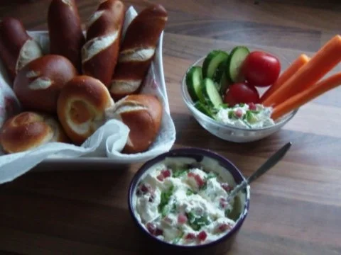 Frischkäsedip mit Laugengebäck - Rezept