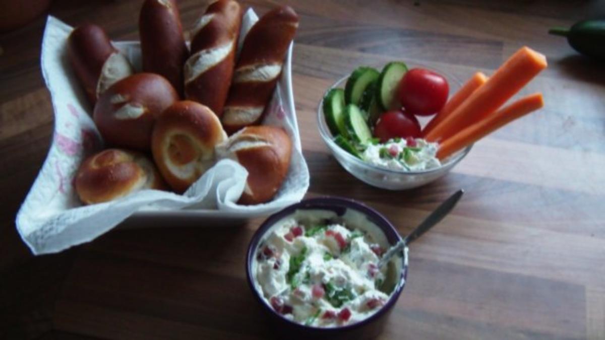 Frischkäsedip mit Laugengebäck - Rezept - kochbar.de