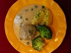 Königsberger Klopse mit Brokkoli und Salzkartoffeln (Monika Lundi) - Rezept