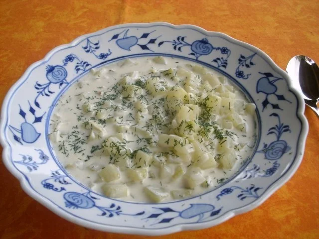 Lauwarme Gurkensuppe mit Fenchelrahm>> - Rezept
