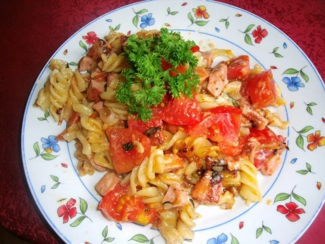 Tomaten - Käse- Wurstnudeln - Rezept