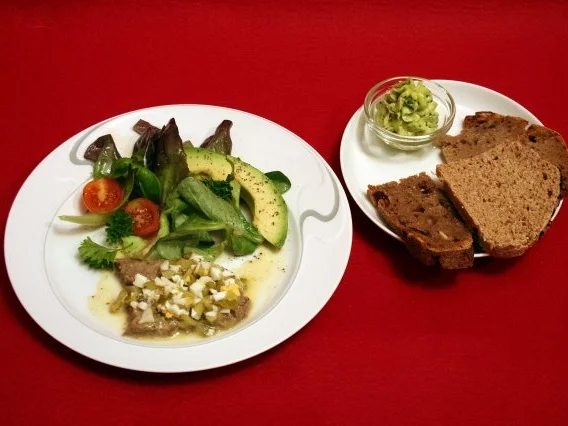 Rezept: Sauer eingelegtes Kronfleisch, dazu Salatgarnitur an Kartoffeldressing mit Bärlauchbrot Sauer eingelegtes Kronfleisch, dazu Salatgarnitur an Kartoffeldressing mit Bärlauchbrot - Rezept