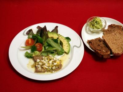 Sauer eingelegtes Kronfleisch, dazu Salatgarnitur an Kartoffeldressing mit Bärlauchbrot - Rezept