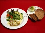 Sauer eingelegtes Kronfleisch, dazu Salatgarnitur an Kartoffeldressing mit Bärlauchbrot - Rezept