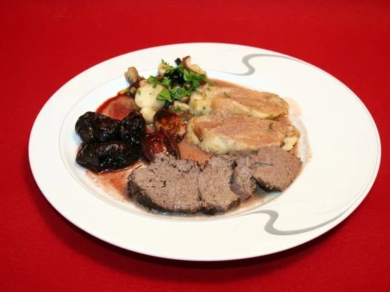 Wilder Sauerbraten mit Pilzgemüse, Portweinpflaumen und Serviettenknödel - Rezept