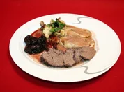 Wilder Sauerbraten mit Pilzgemüse, Portweinpflaumen und Serviettenknödel - Rezept