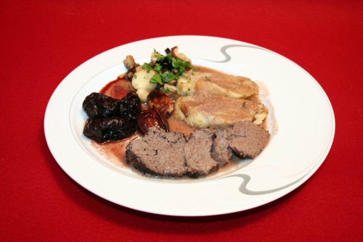 Bilder für Wilder Sauerbraten mit Pilzgemüse, Portweinpflaumen und Serviettenknödel - Rezept