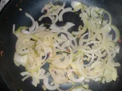 Putenfleisch mit Dillsenfkruste und Rosmarinzwiebeln - Rezept