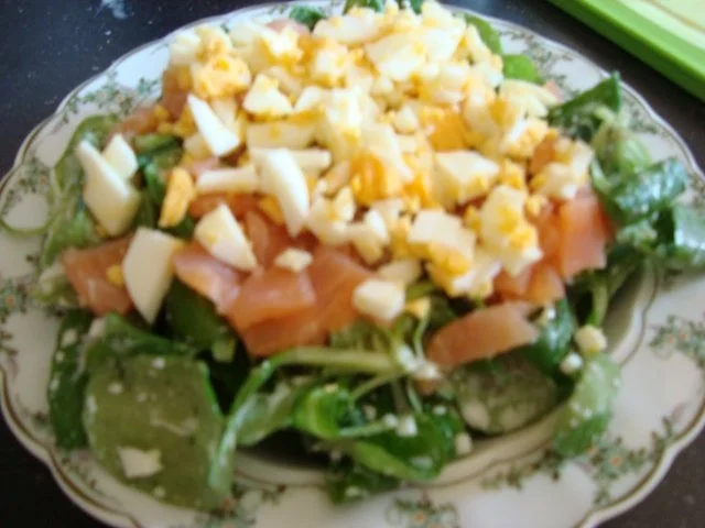 Feldsalat mit Lachs-Ei-Topping - Rezept