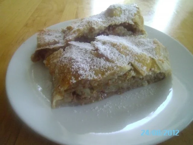 Apfelstrudel (mit selbstgemachtem Strudelteig) - Rezept