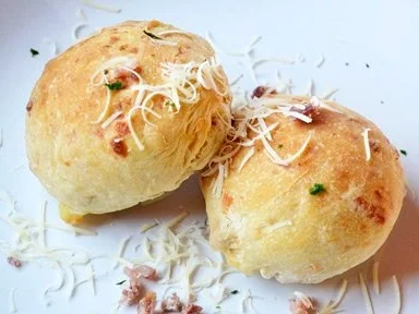 Rezept: Pizza-Speck-Käse-Brötli Bild Nr. 2 Pizza-Speck-Käse-Brötli - Rezept - Bild Nr. 2