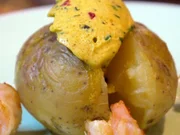 Ofenkartoffeln mit Curry-Chili-Butter und gebratenen Garnelen - Rezept