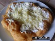 Langosch mit sauren Sahne und Käse - Rezept