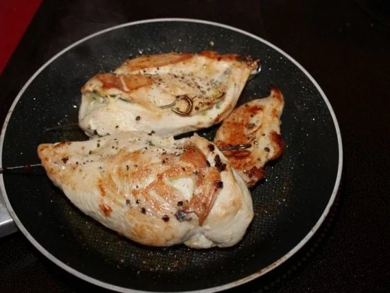 Hühnchenbrust mit Kräutertasche und Blumenkohlpüree - Rezept - Bild Nr. 2