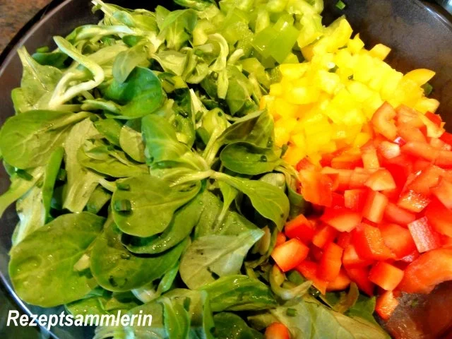 Rezept: Salatbar: FELDSALAT mit bunten Paprikawürfeln Salatbar: FELDSALAT mit bunten Paprikawürfeln - Rezept