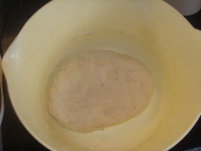 Pizza mit Birnen und Blauschimmelkäse - Rezept - Bild Nr. 3