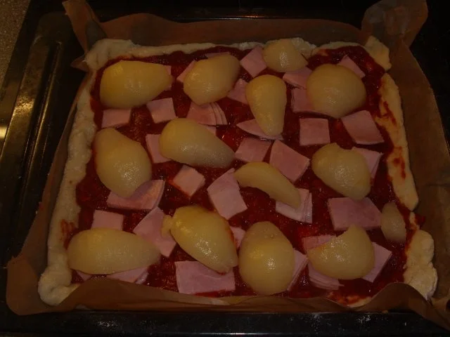 Pizza mit Birnen und Blauschimmelkäse - Rezept - Bild Nr. 5