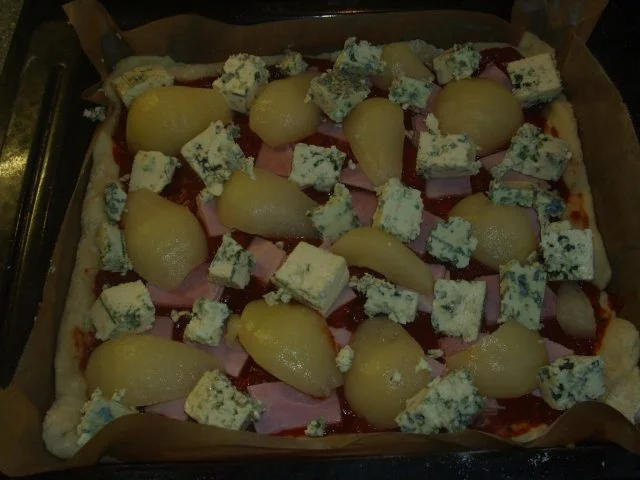Pizza mit Birnen und Blauschimmelkäse - Rezept - Bild Nr. 6