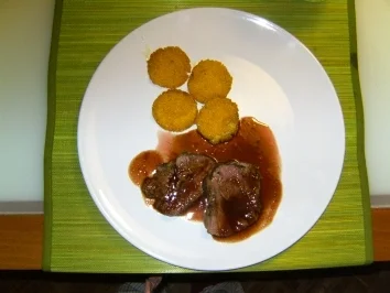 Rinderfilet mit Rotweinjus und Polentatalern - Rezept