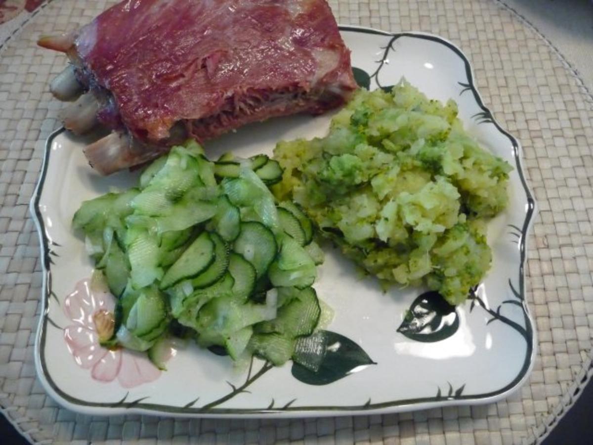 Schwein : Gegrillte Rippen aus dem Backofen mit Kartoffel-Brokkoli-Stampf und Gurkensalat - Rezept
