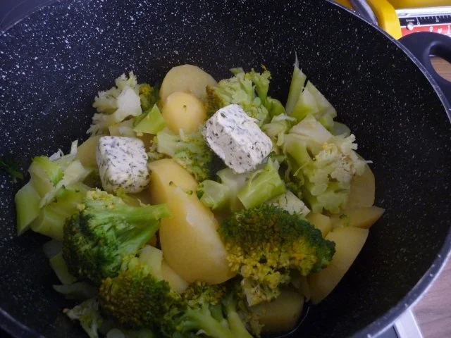 Rezept: Schwein : Gegrillte Rippen aus dem Backofen mit Kartoffel-Brokkoli-Stampf und Gurkensalat Bild Nr. 5 Schwein : Gegrillte Rippen aus dem Backofen mit Kartoffel-Brokkoli-Stampf und Gurkensalat - Rezept - Bild Nr. 5