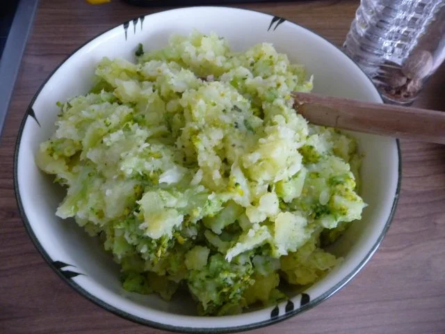 Rezept: Schwein : Gegrillte Rippen aus dem Backofen mit Kartoffel-Brokkoli-Stampf und Gurkensalat Bild Nr. 6 Schwein : Gegrillte Rippen aus dem Backofen mit Kartoffel-Brokkoli-Stampf und Gurkensalat - Rezept - Bild Nr. 6