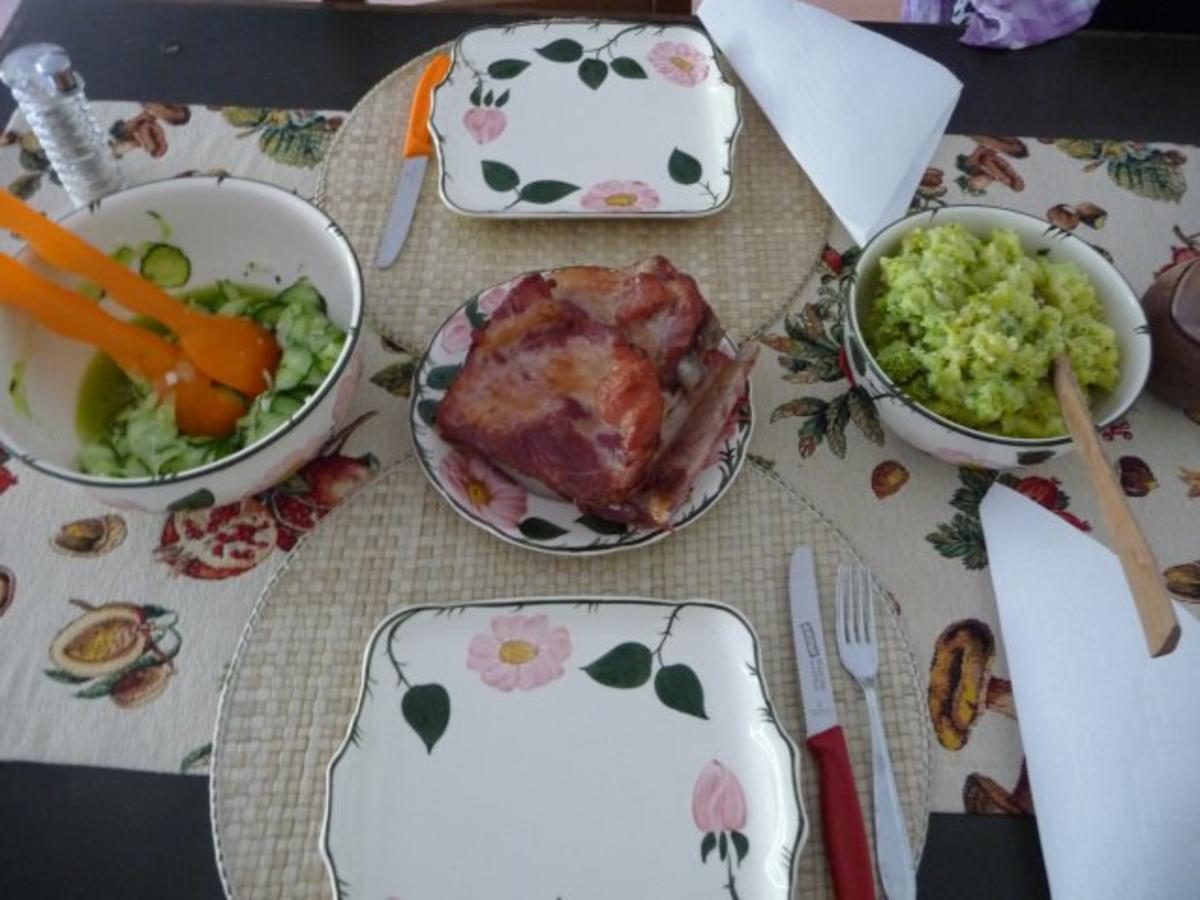 Schwein : Gegrillte Rippen aus dem Backofen mit Kartoffel-Brokkoli-Stampf und Gurkensalat - Rezept - Bild Nr. 8