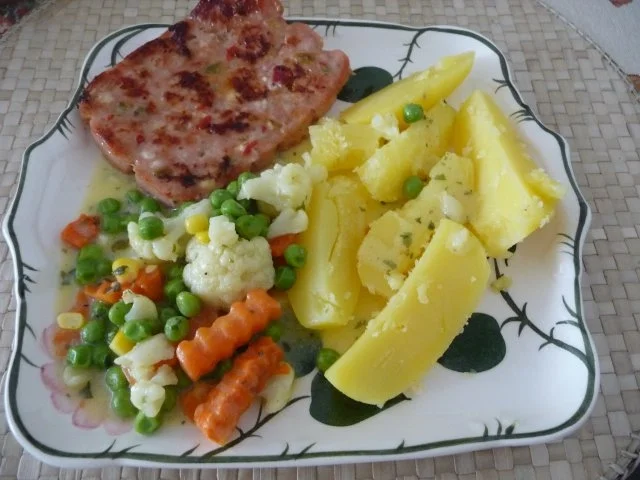 Hackfleisch : Pizza-Hackfleisch mit Salzkartoffeln und Buttergemüse in Sauce Hollandaise - Rezept - Bild Nr. 2