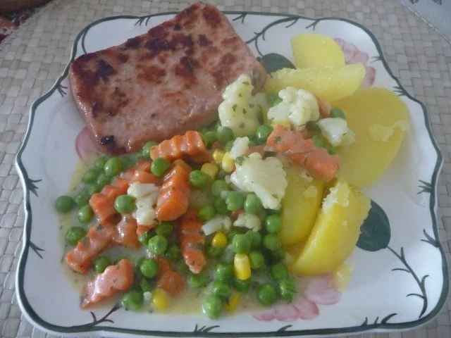 Hackfleisch : Pizza-Hackfleisch mit Salzkartoffeln und Buttergemüse in Sauce Hollandaise - Rezept