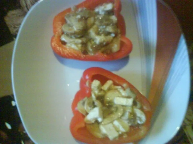 Paprikaschoten gefüllt mit Champignons und Schafskäse - Rezept