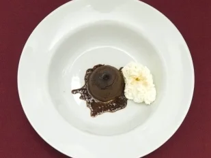 Warme Schokoladentörtchen mit Schlagsahne (Sebastian Deyle) - Rezept