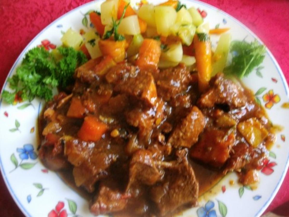 Buntes Schweinegulasch aus der Keule - Rezept