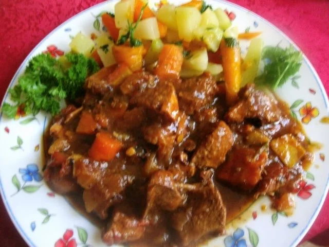 Buntes Schweinegulasch aus der Keule - Rezept