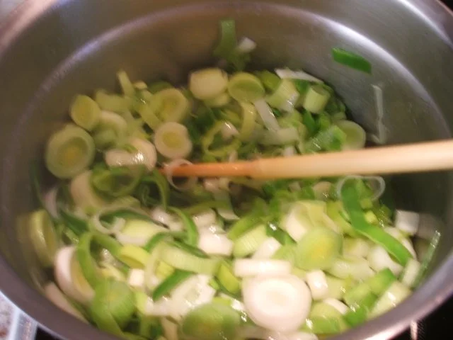 Gemüse: Rahmporree mit Rehfleischküchle und Johannisbeer-Mascarpone-Dip - Rezept - Bild Nr. 3