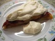 Backen: Gestürzter Pflaumen-Aprikosen-Kuchen mit Sahne - Rezept