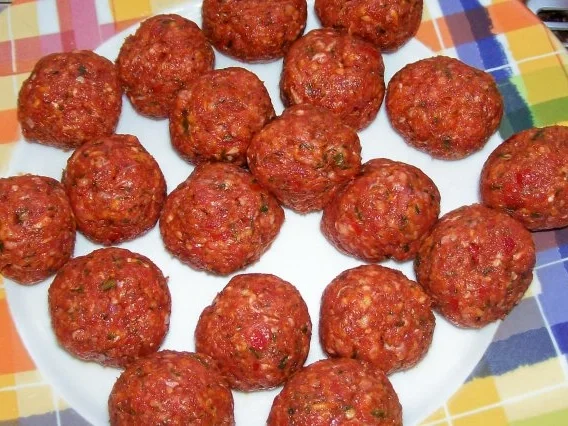 Rezept: Kräuterhackbällchen in bunter Gemüse-Kapernsoße Bild Nr. 3 Kräuterhackbällchen in bunter Gemüse-Kapernsoße - Rezept - Bild Nr. 3