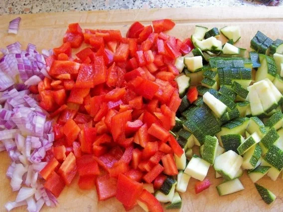 Rezept: Kräuterhackbällchen in bunter Gemüse-Kapernsoße Bild Nr. 4 Kräuterhackbällchen in bunter Gemüse-Kapernsoße - Rezept - Bild Nr. 4