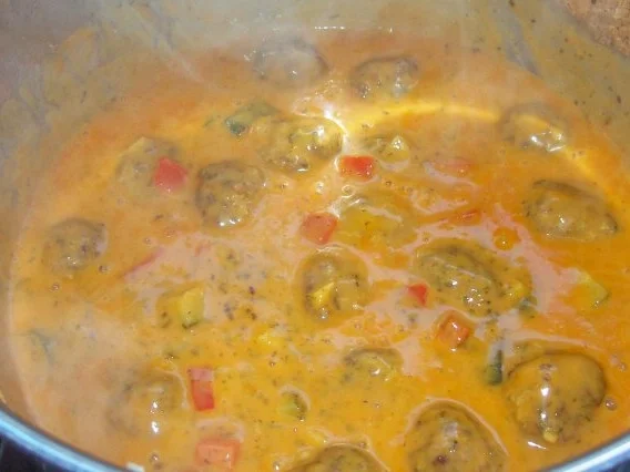 Rezept: Kräuterhackbällchen in bunter Gemüse-Kapernsoße Bild Nr. 9 Kräuterhackbällchen in bunter Gemüse-Kapernsoße - Rezept - Bild Nr. 9