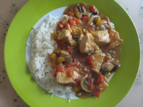 Rezept: Hähnchen in Paprikasoße mit Reis Hähnchen in Paprikasoße mit Reis - Rezept