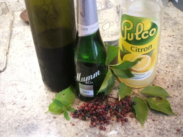 Rezept: Getränke: Der schwarze Hugo Bild Nr. 2 Getränke: Der schwarze Hugo - Rezept - Bild Nr. 2